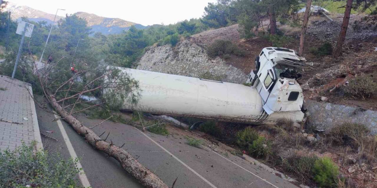 Doğalgaz Yüklü Tanker Uçuruma Yuvarlandı, Sızıntı İhtimaline Karşı Önlem Alındı