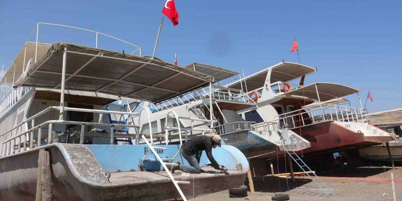 Vanlı Balıkçılar Teknelerini Kış Sezonuna Hazırlıyor