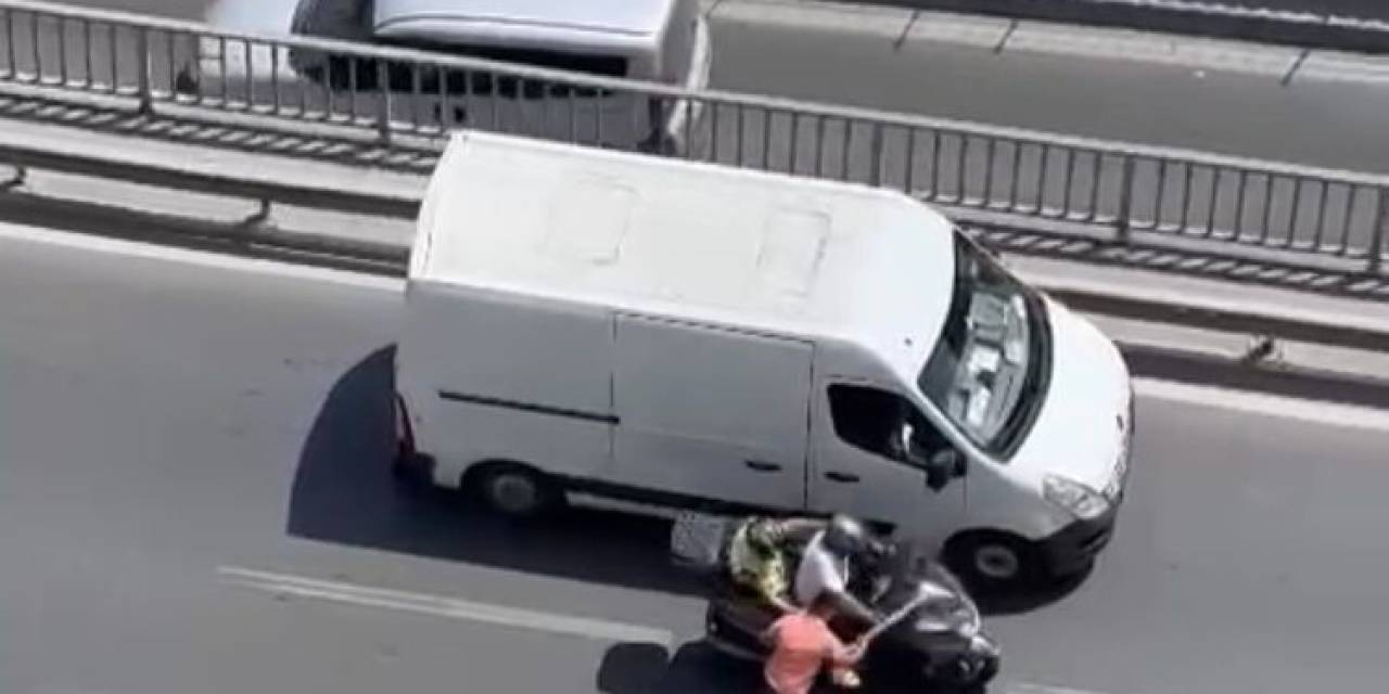 Trafik Magandası Tır Sürücüsü Kamerada: Motosikleti Sopayla Dağıttı