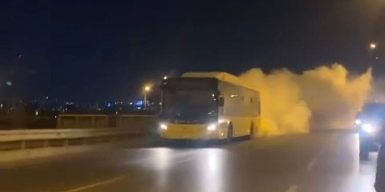 İett Otobüsünü Gören Hayrete Düştü: Dumanlar Eşliğinde Yoluna Devam Etti