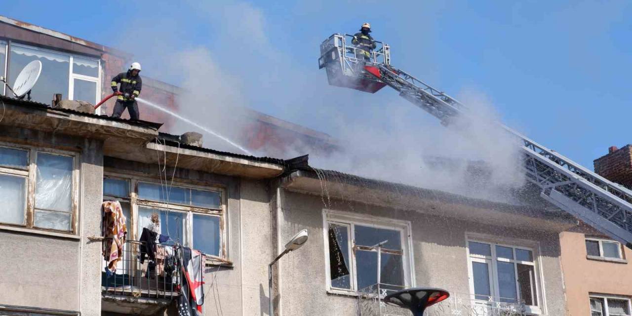Erzurum’da Çatı Yangını Korkuttu