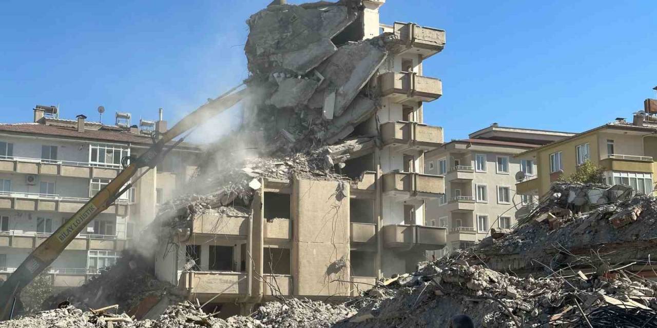 Gaziantep’te Kontrollü Yıkım Çalışmaları Sürüyor