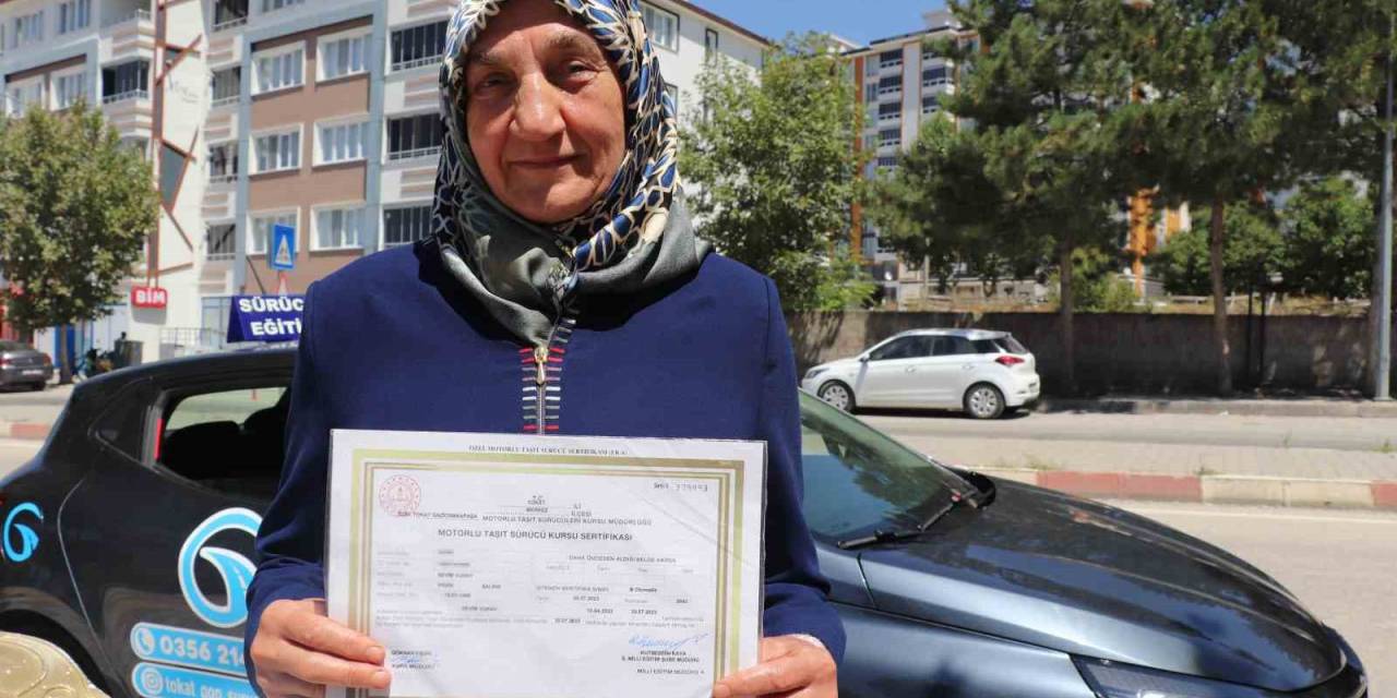43 Yıllık Eşi İçin 67 Yaşında Ehliyet Sınavına Girdi