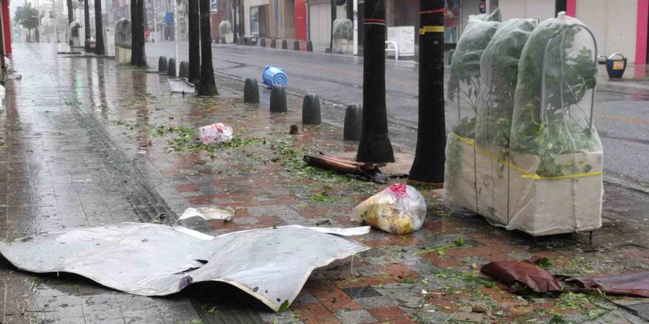 Japonya’yı Khanun Tayfunu Vurdu: 1 Ölü, 22 Yaralı