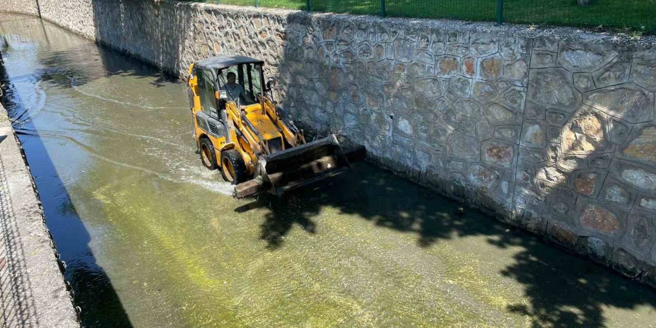 Kanal Temizlenerek Kötü Koku Ve Pis Görünümünden Kurtarılıyor