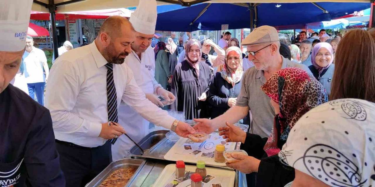 Başkan Aykurt Vatandaşlara Aşure Dağıttı