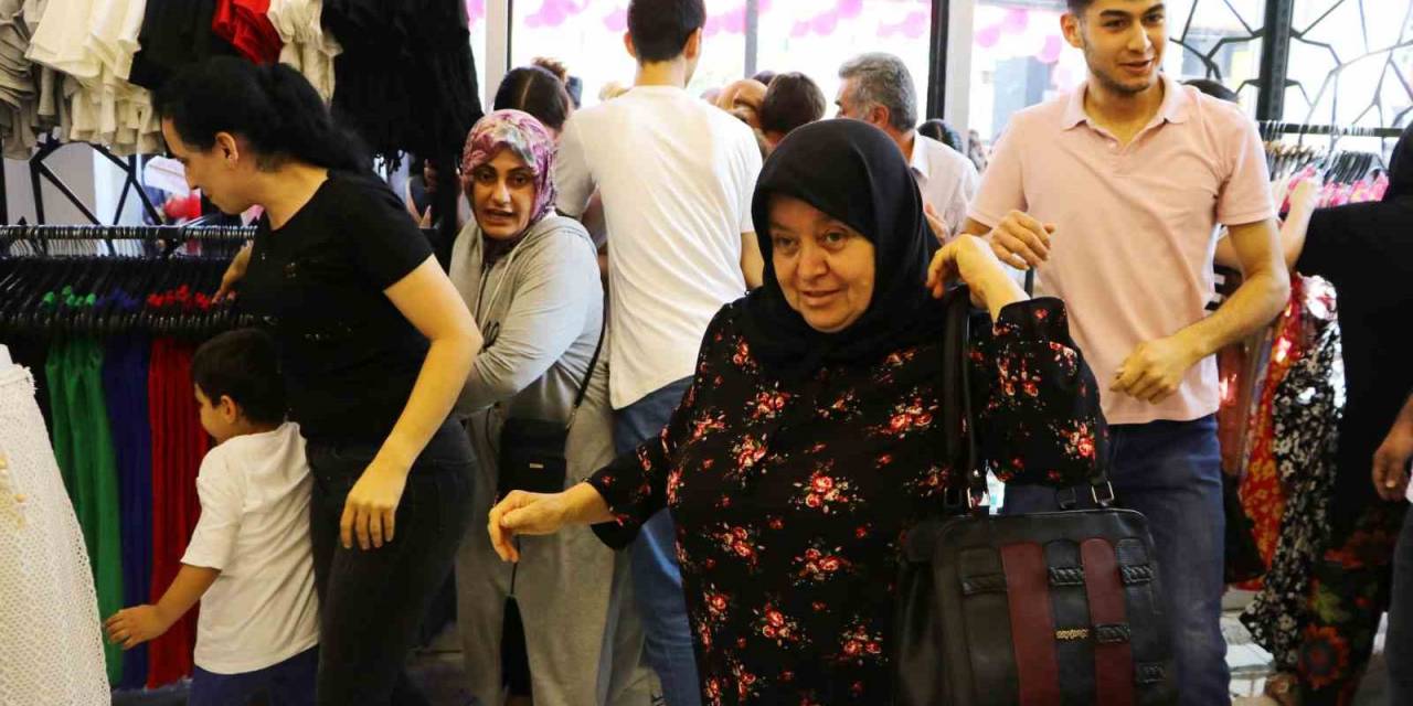 Kadınlar İndirimli Ürünleri Almak İçin Birbirleriyle Yarıştı