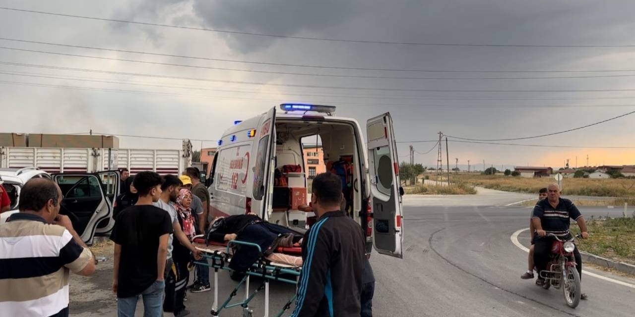 Otomobilin Tır İle Çarpıştığı Kazada 4 Kişi Yaralandı