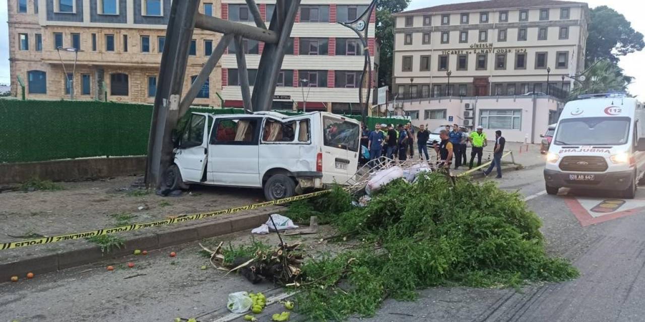 Mevsimlik Fındık İşçilerini Taşıyan Minibüs Kaza Yaptı: 1 Ölü, 13 Yaralı