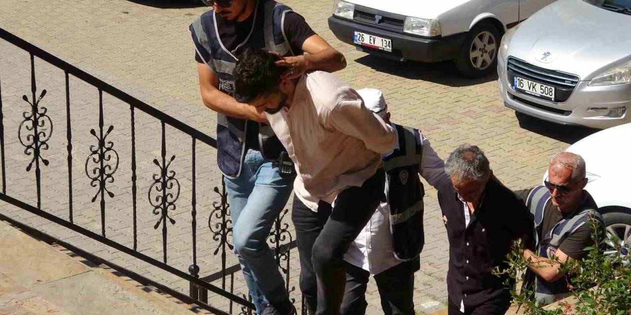 Aynı Evde Yaşadığı Sevgilisinin Parmaklarını Satırla Kesti