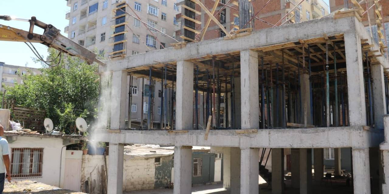 Diyarbakır’da 3 Katlı Kaçak Yapı Belediye Ekiplerince Yıkıldı