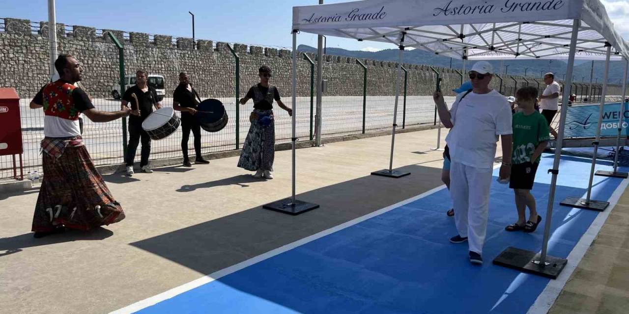 Rus Turistler Amasra’da Davul Zurna Ve Köçeklerle Karşılandı