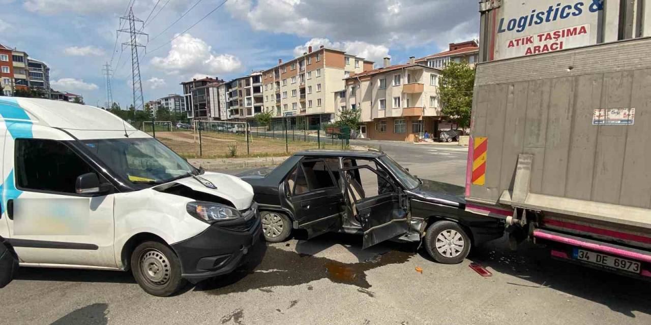 17 Yaşındaki Ehliyetsiz Sürücü Habersiz Aldığı Otomobille Kaza Yaptı: 2 Yaralı