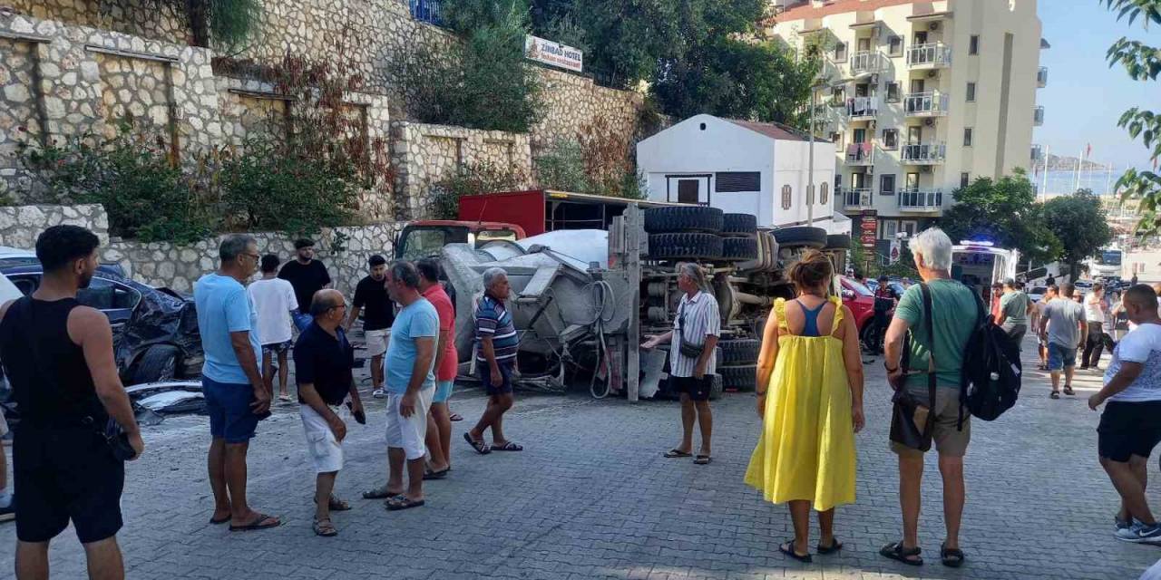Kontrolden Çıkan Beton Mikseri Ortalığı Savaş Alanına Çevirdi