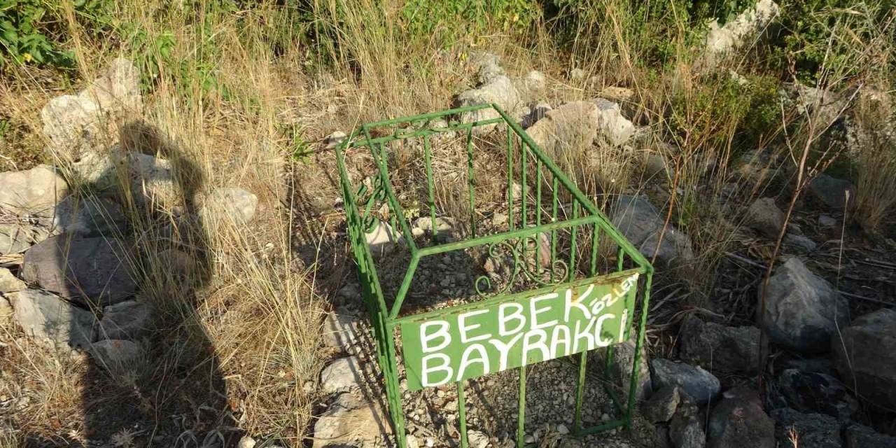 Gören Hüzünleniyor, Bu Mezarlıkta Sadece Bebek Ve Çocukların Kabri Var