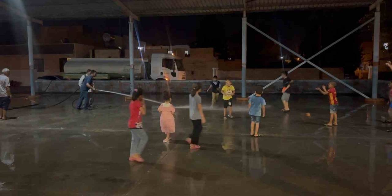 Sulama Aracının Hortumuyla Serinlediler