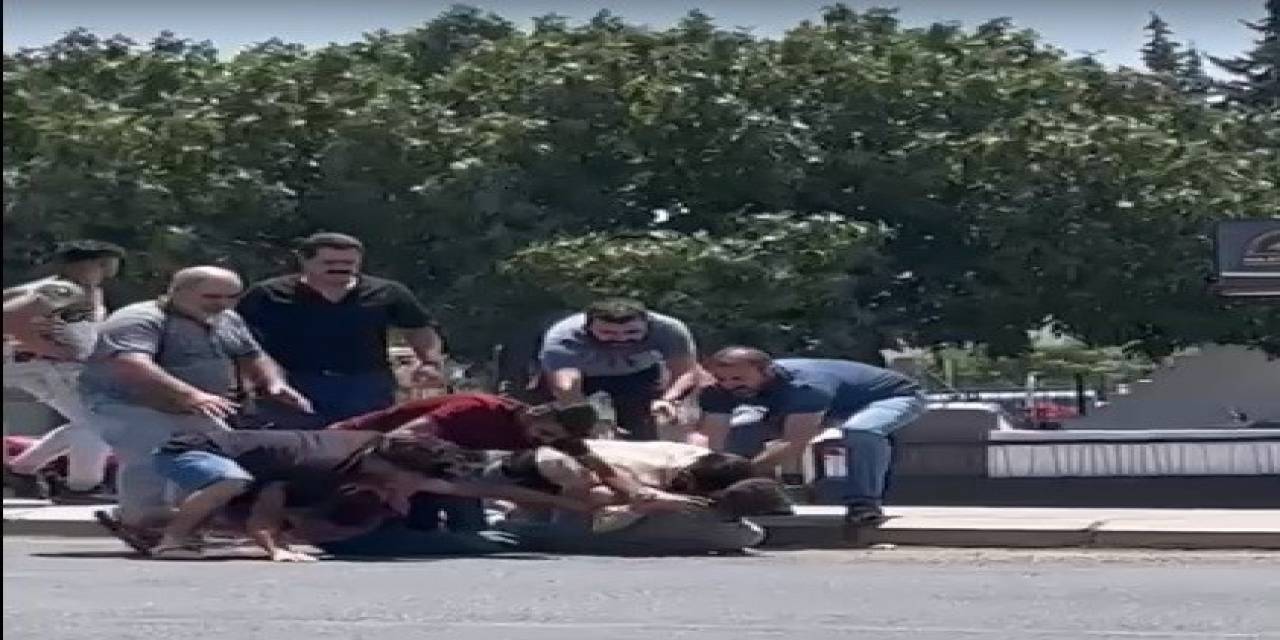 Yol Ortasında Tekme Tokatlı "kaza" Kavgası