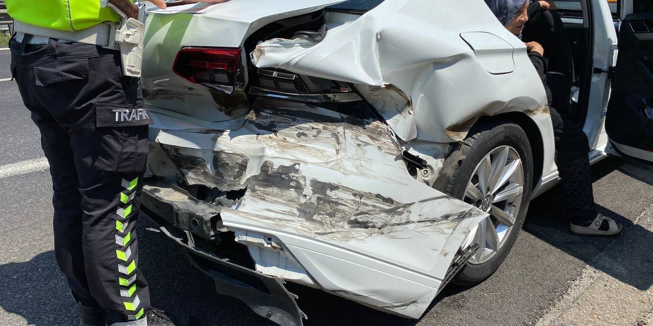 Tem’de Dinlenme Tesisinden Çıkan Otomobile Tır Çarptı