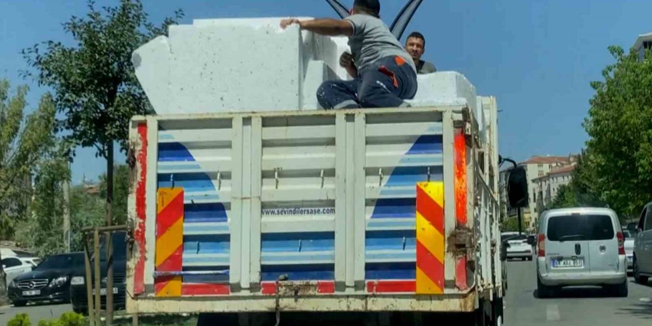 Aksaray’da Kamyonet Kasasında Tehlikeli Yolculuk