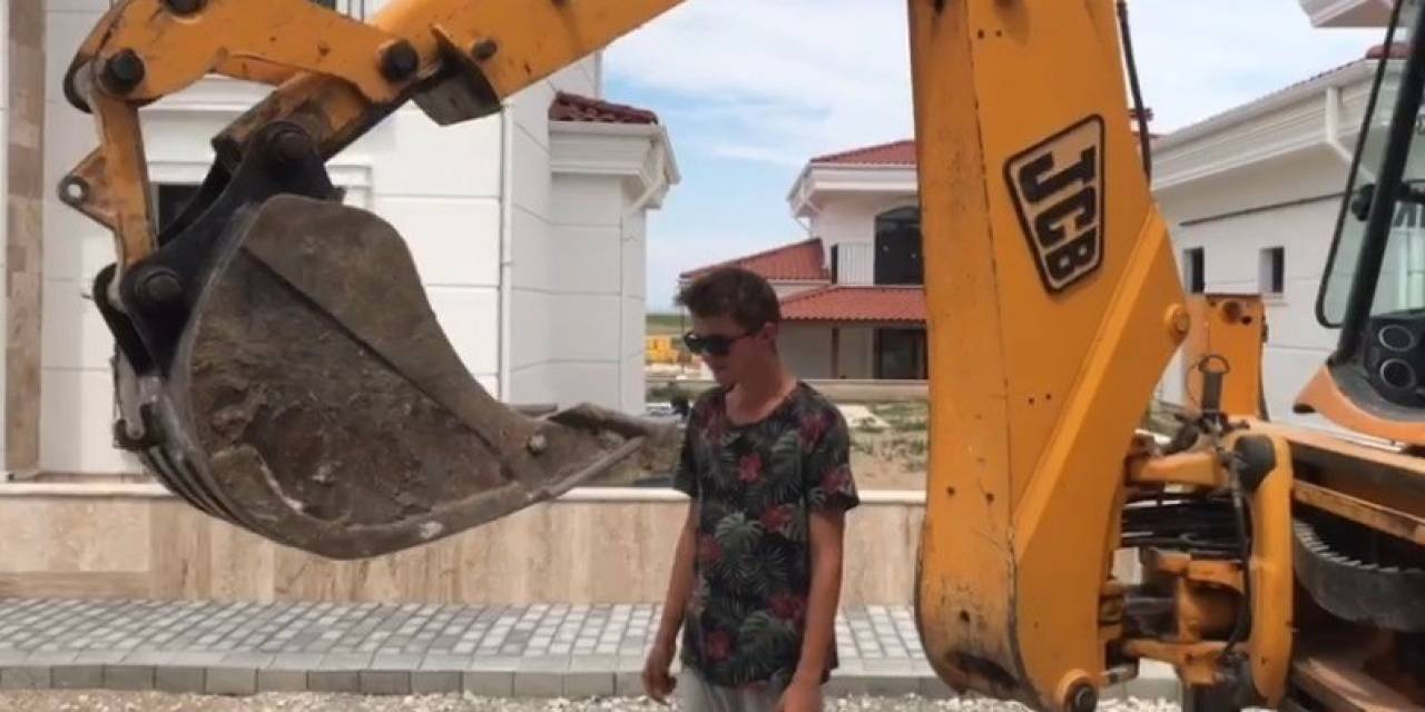 Kepçe İle Yaprak Sarması Yedirdi