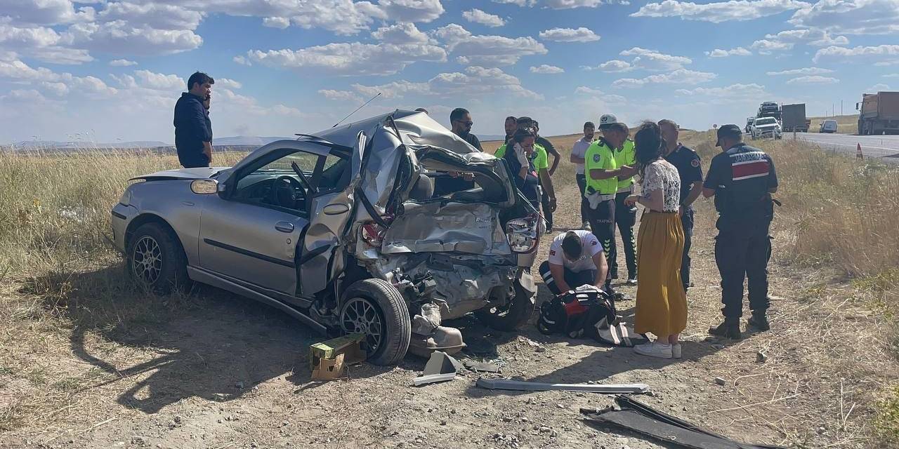 Mikser Otomobile Arkadan Çarptı: 2 Ölü, 1 Yaralı