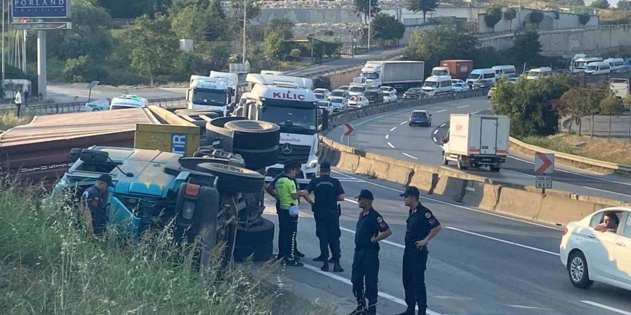 Kocaeli’de Devrilen Tırdan Fırlayan Sürücü Öldü