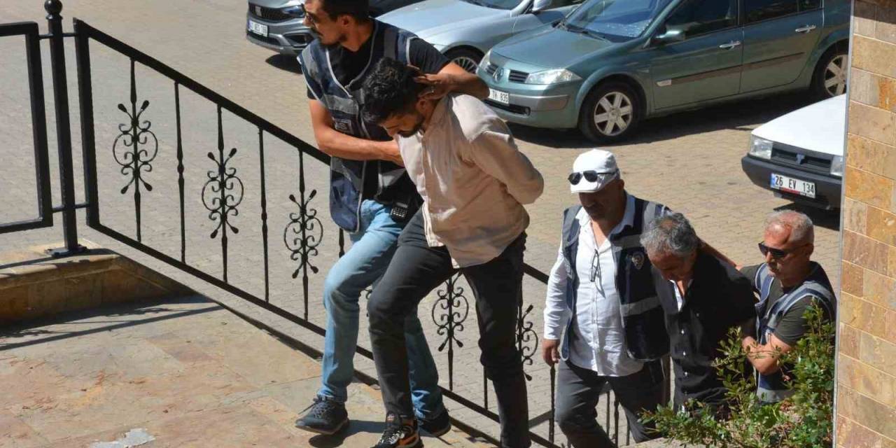Kadının Parmaklarını Kesen Oğlu Ve Babası Tutuklandı