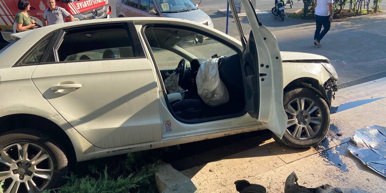 Direksiyon Başında Rahatsızlandı, Otomobiliyle Duvara Çarptı
