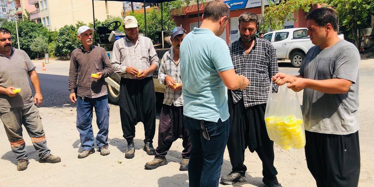 Başkan’dan, Kavurucu Sıcakta Çalışan Asfalt İşçilerine Serinleten İkram