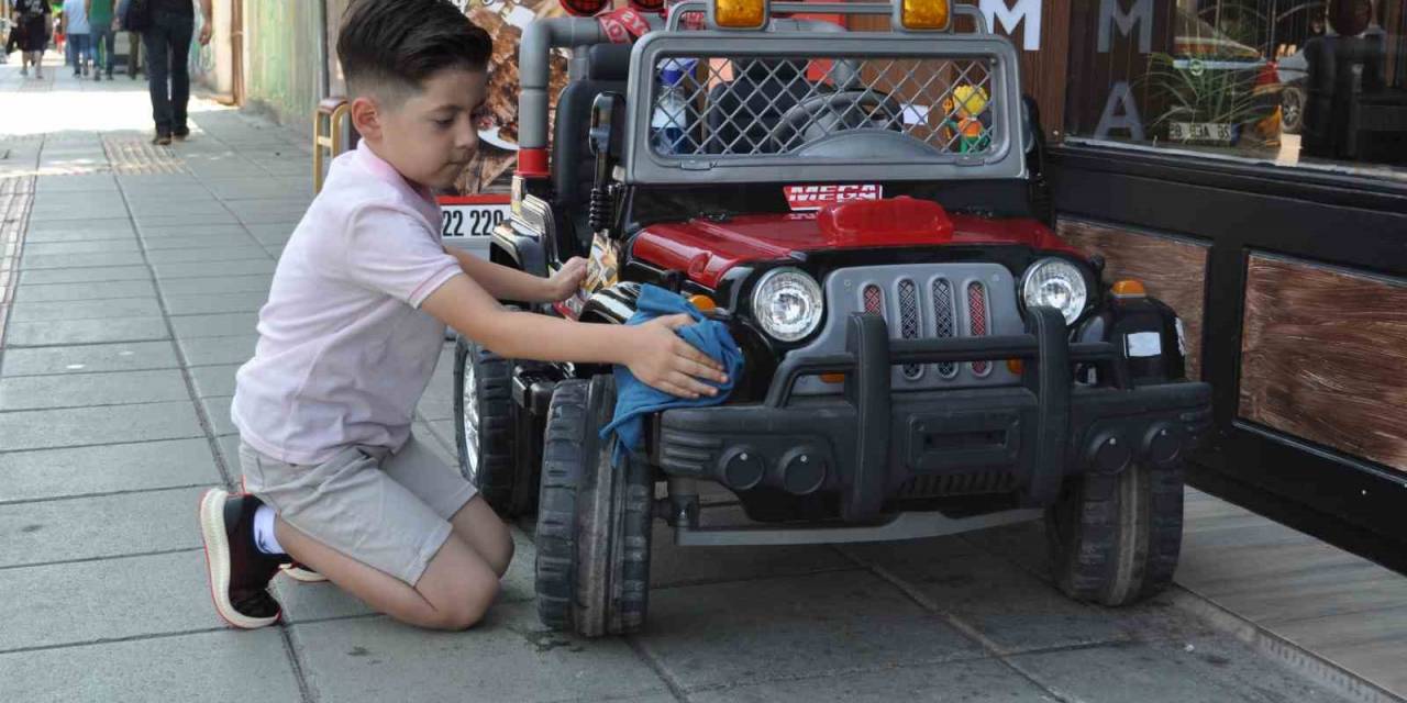 Minik Arda Akülü Aracına Adeta Gözü Gibi Bakıyor