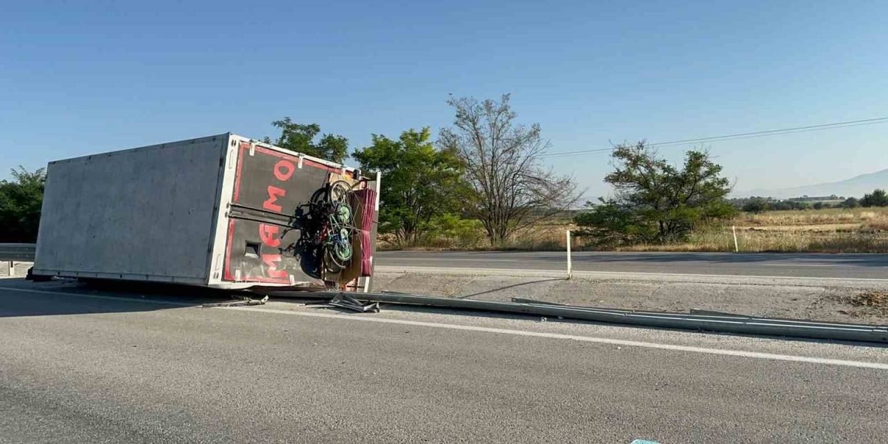 Bariyerleri Yıkıp Refüje Devrilen Kamyonda 4 Kişi Yaralandı