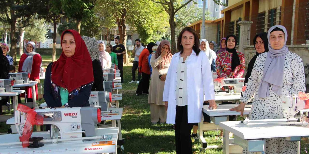 Dezavantajlı Kadınlara Evde Çalışmaları İçin Ücretsiz Dikiş Makineleri Verildi
