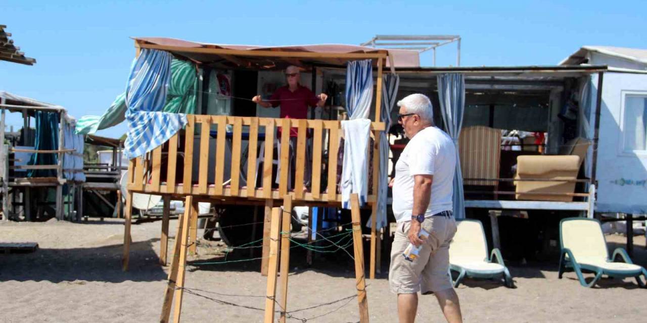 5 Yıldızlı Otellere Komşu Çardaklarda Caretta Caretta Yuvalarını Koruyarak Tatil Yapıyorlar