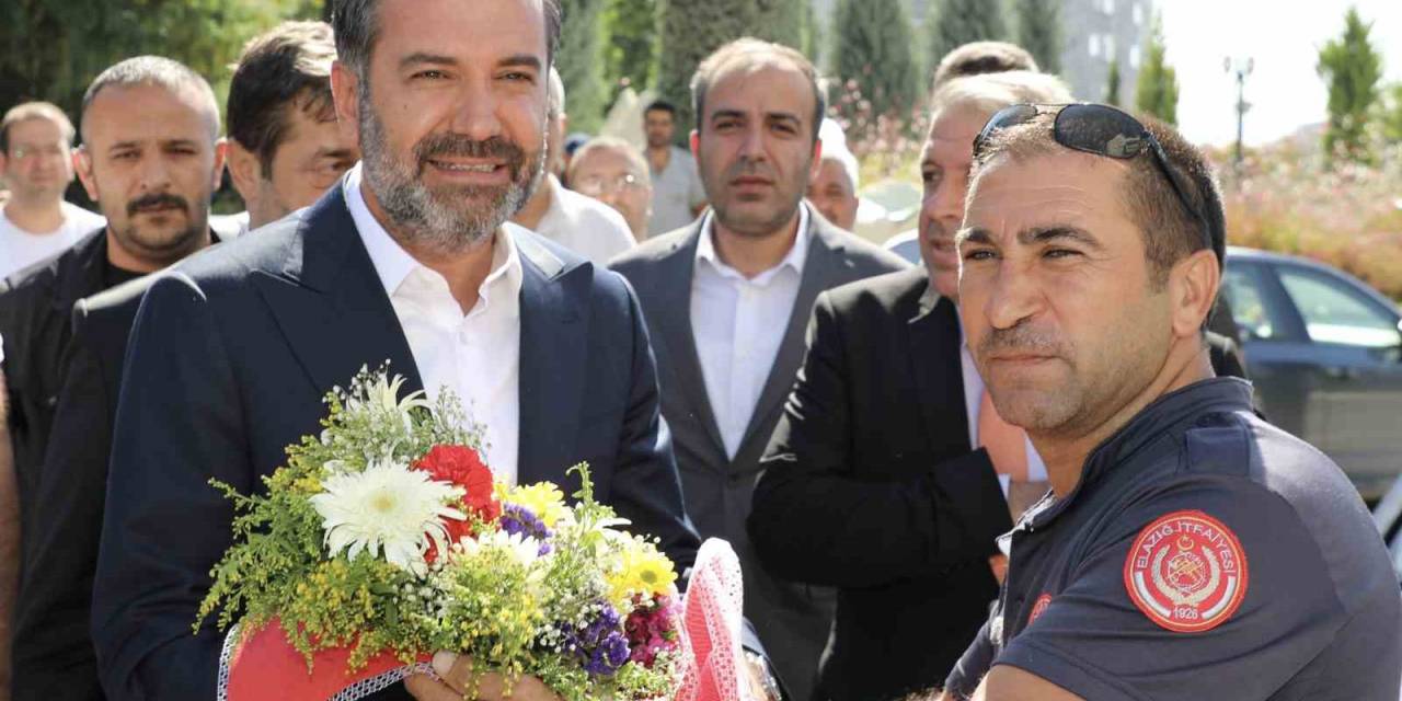 Elazığ Belediyesi Çalışanlara Yüzde 103 Zam Yaptı, Başkan Şerifoğulları, Davul Klarnet Eşliğinde Çiçeklerle Karşılandı