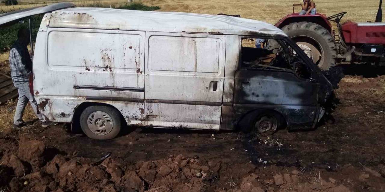 Kamyonet Takla Atıp Alev Aldı, Sürücü Vatandaşlar Tarafından Son Anda Kurtarıldı