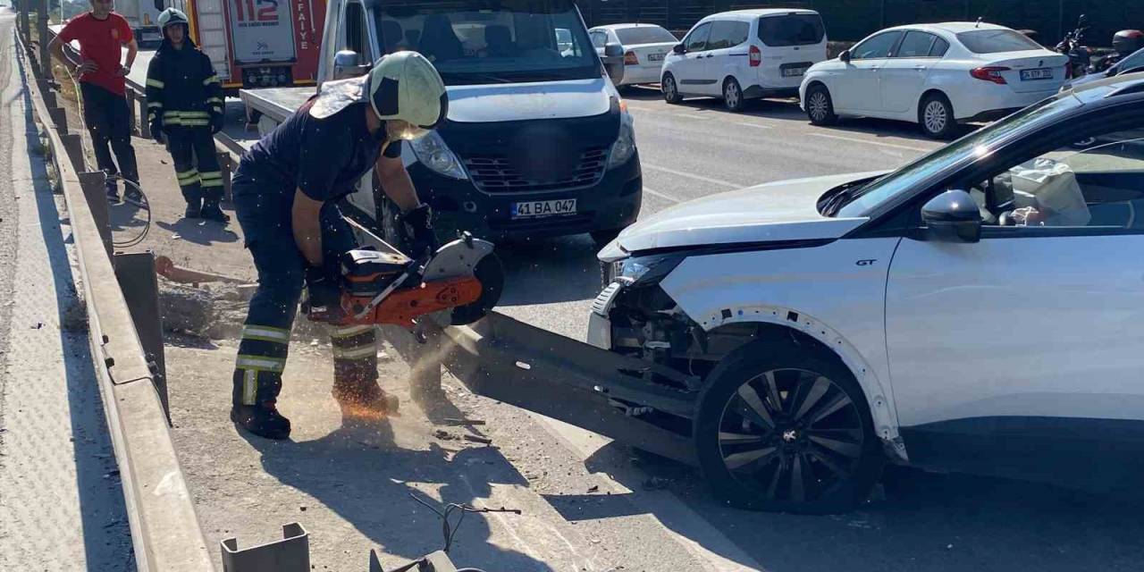 Otomobil Bariyerlere Ok Gibi Saplandı:1 Yaralı