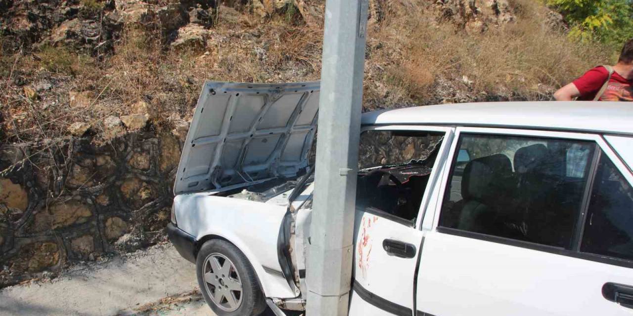 Bilecik’te Kontrolden Çıkan Otomobil Aydınlatma Direğini Çarptı, 2 Kişi Yaralandı