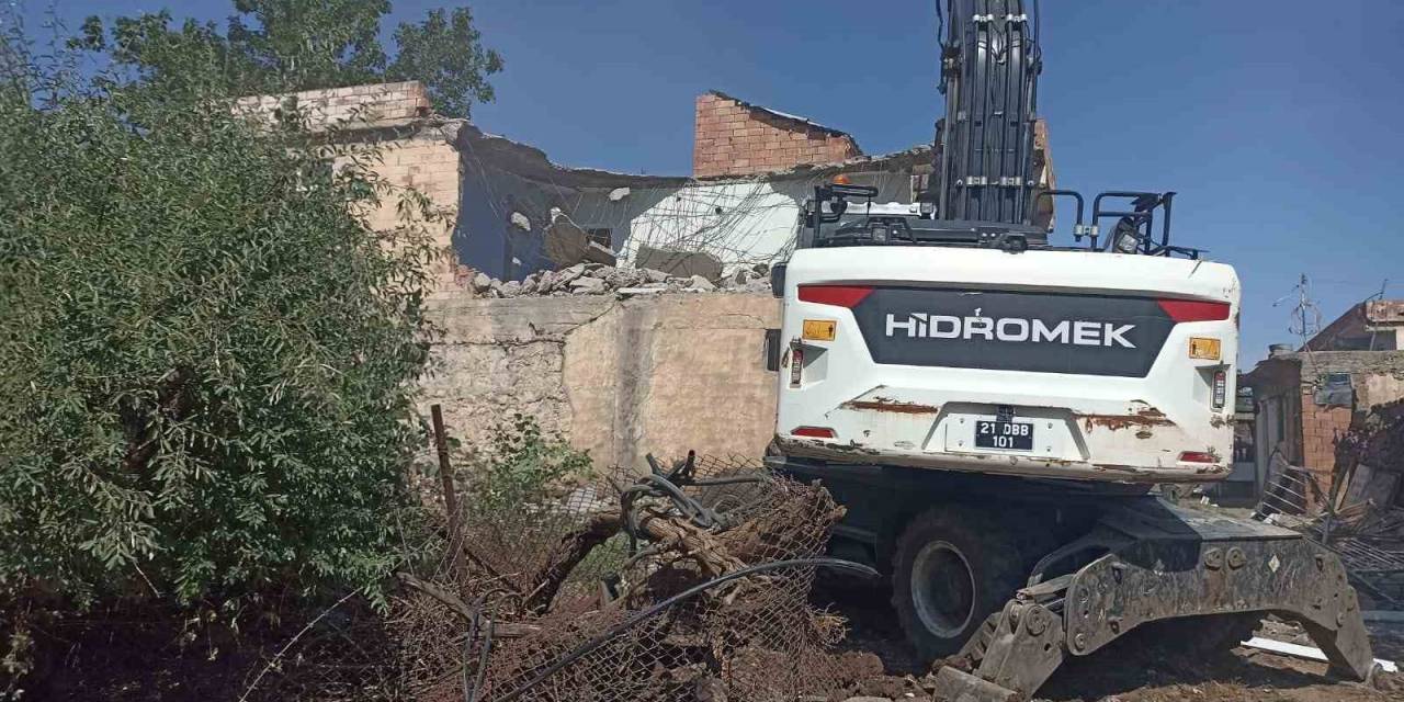 Diyarbakır Kırsalında 63 Ağır Hasarlı Yapının Yıkımı Tamamlandı