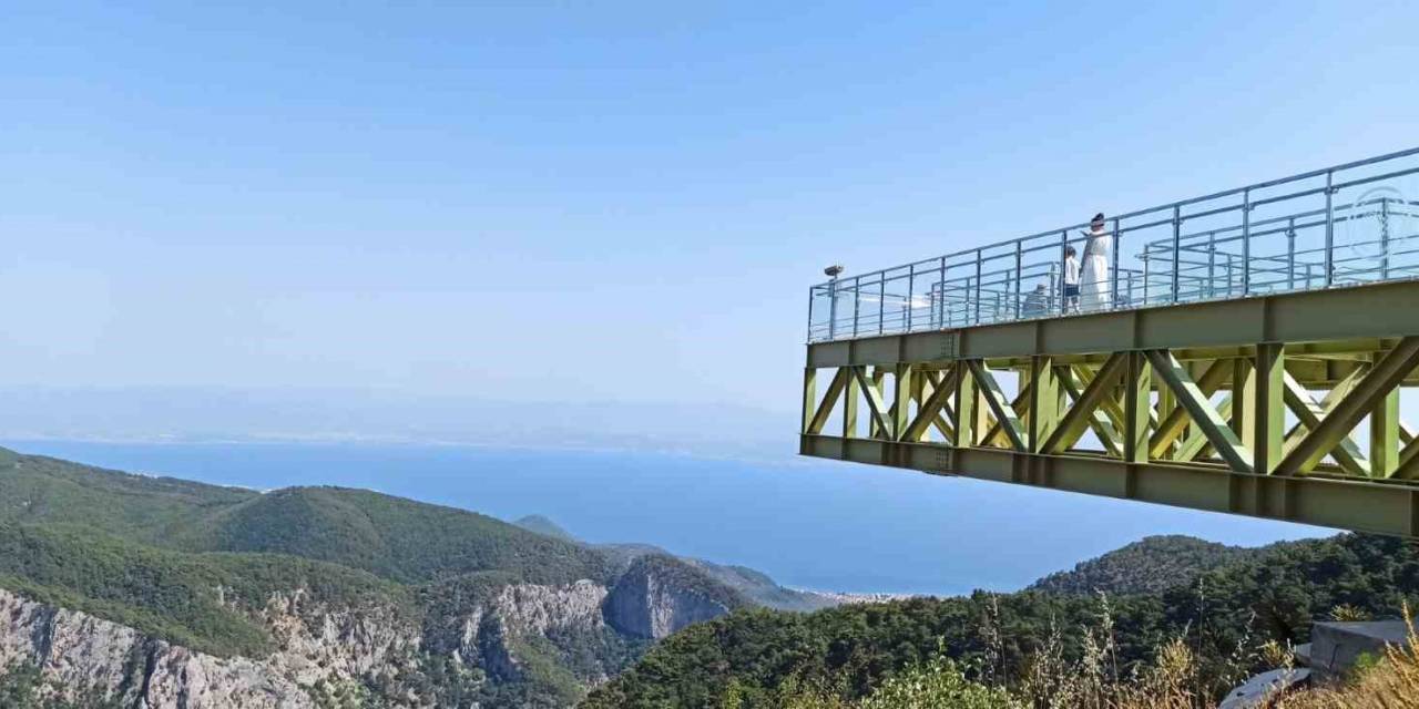 Kazdağları’ndaki Cam Seyir Terasına Ziyaretçi Akını