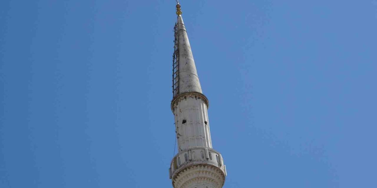 Yıkılan Caminin Minaresindeki Hilali Almak İçin Her Gece Minareye Tırmanıyor