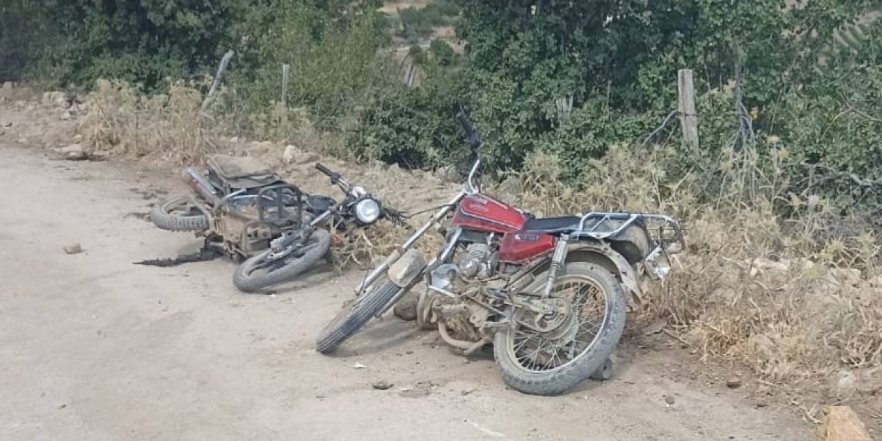 Motosikletler Kafa Kafaya Çarpıştı: 2 Yaralı