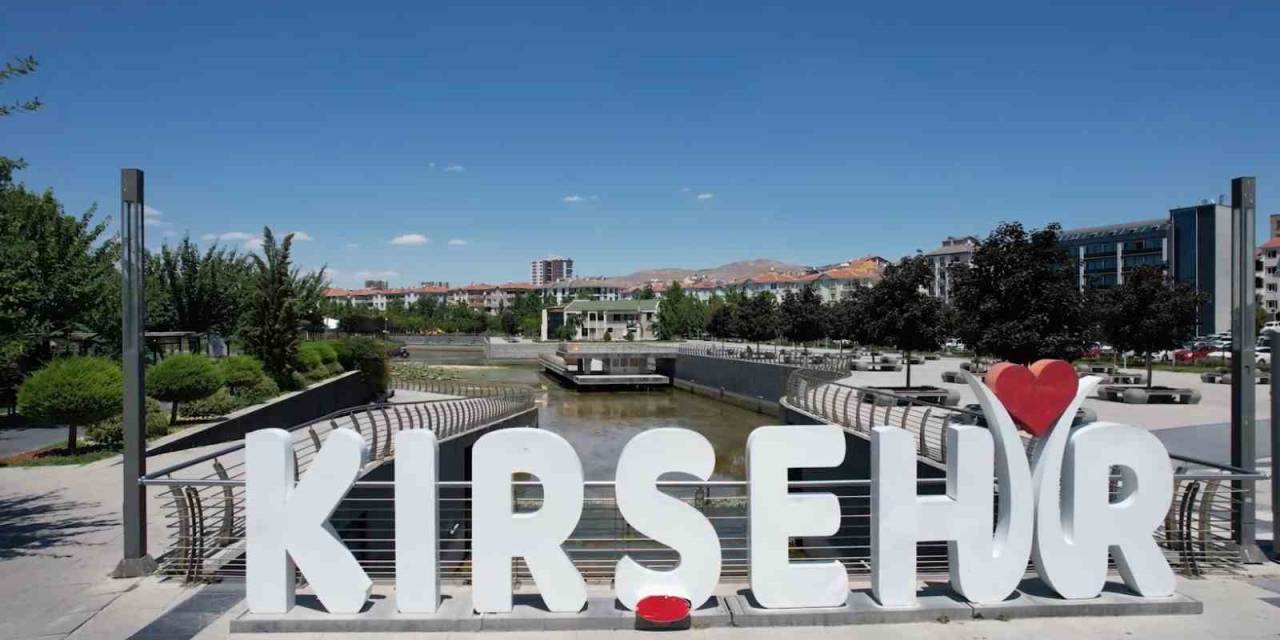 Şehri İkiye Bölen Park Kavurucu Sıcaklarda Kaçış Alanı Oldu