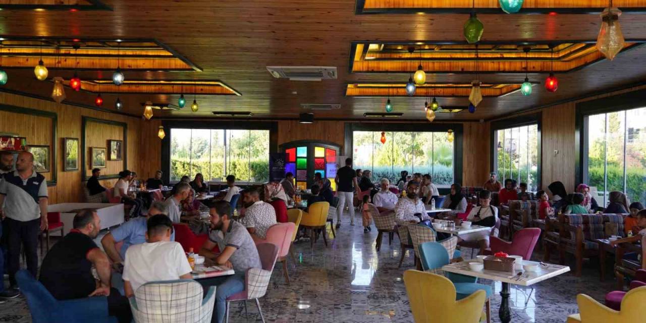 Fizik Ve Tedavi Gören Afetzedelere Yemekli Moral