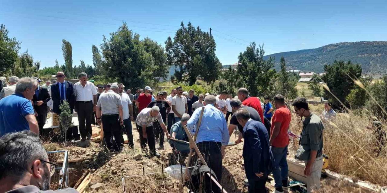 Hayat Tecrübeleriyle Televizyon Programına Konuk Olmuşlardı, Kötü Bir Sonla Bugün Yan Yana Toprağa Verildiler