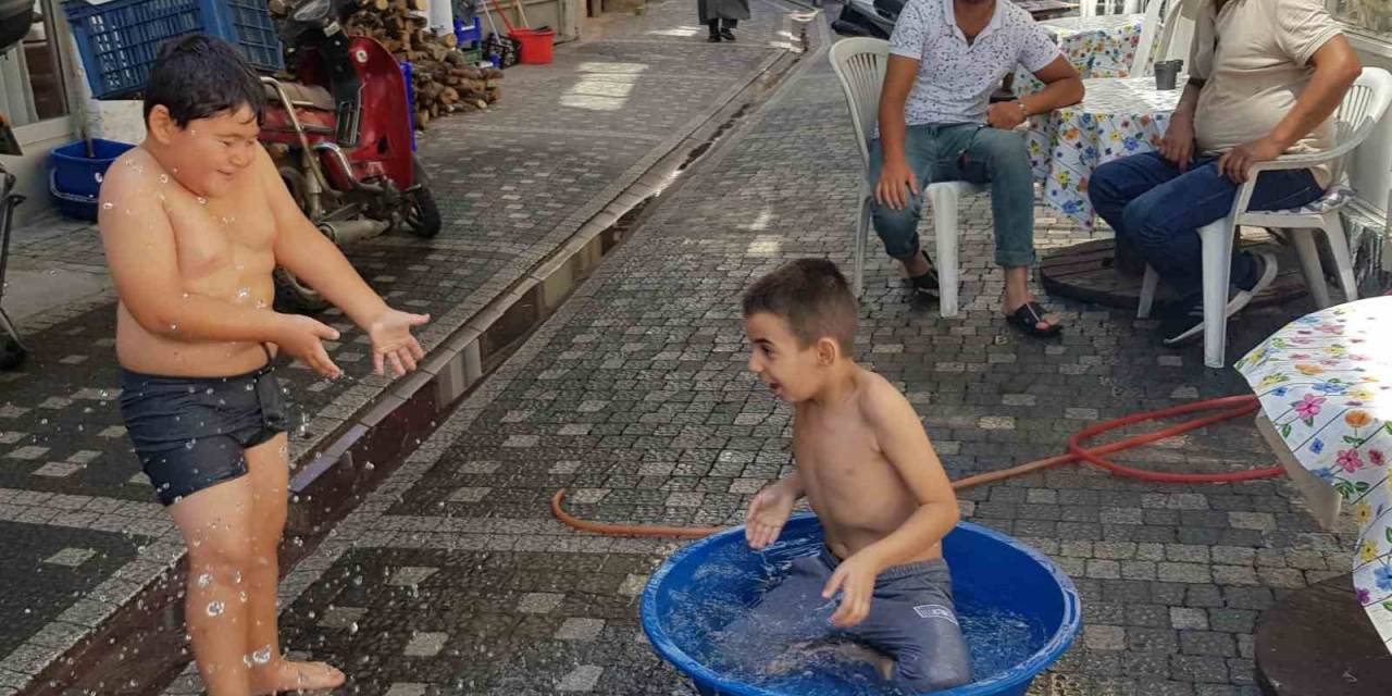 Edremit’te Sıcaktan Bunalan Çocuklar Leğende Serinledi