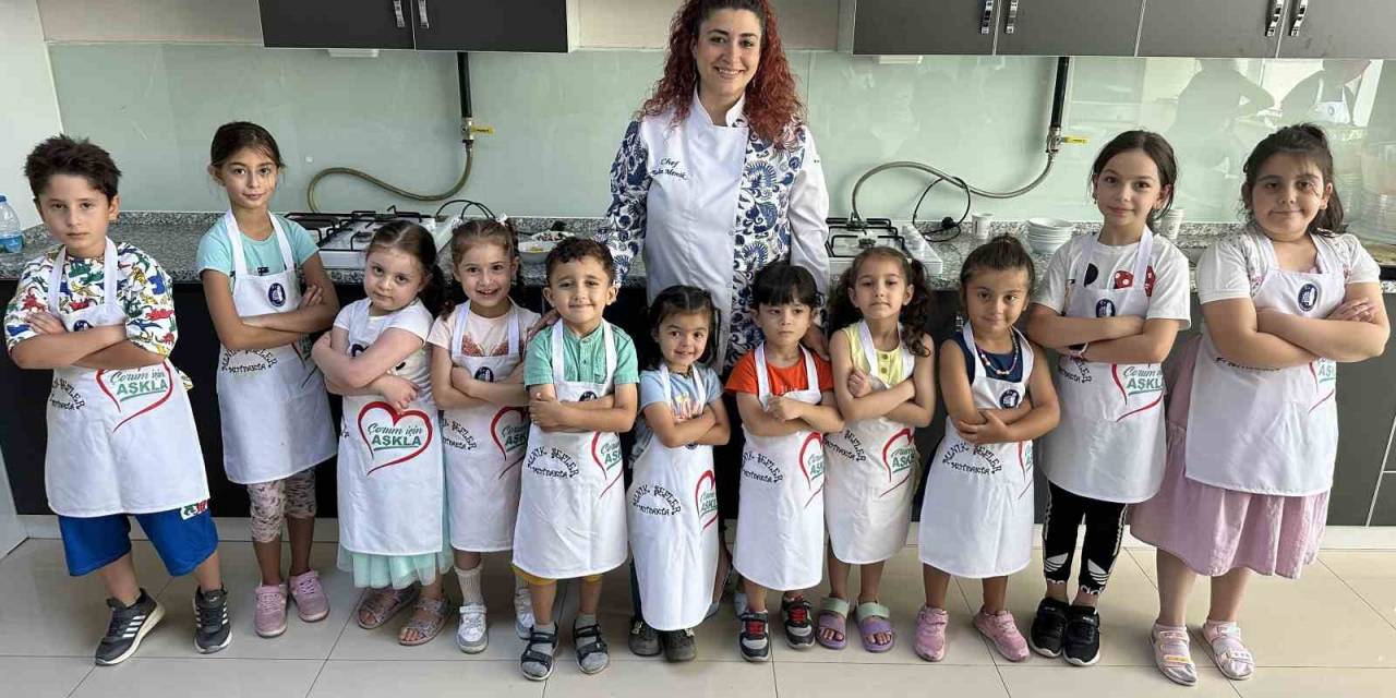 Minik Şefler Anneleri İle Birlikte Pizza Yaptı