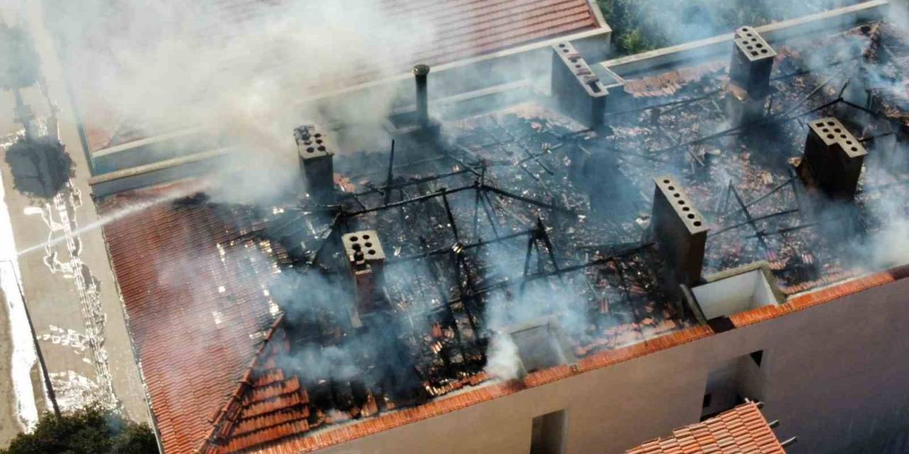 Apartman Çatısı Yandı, 1 Kişi Dumandan Etkilendi