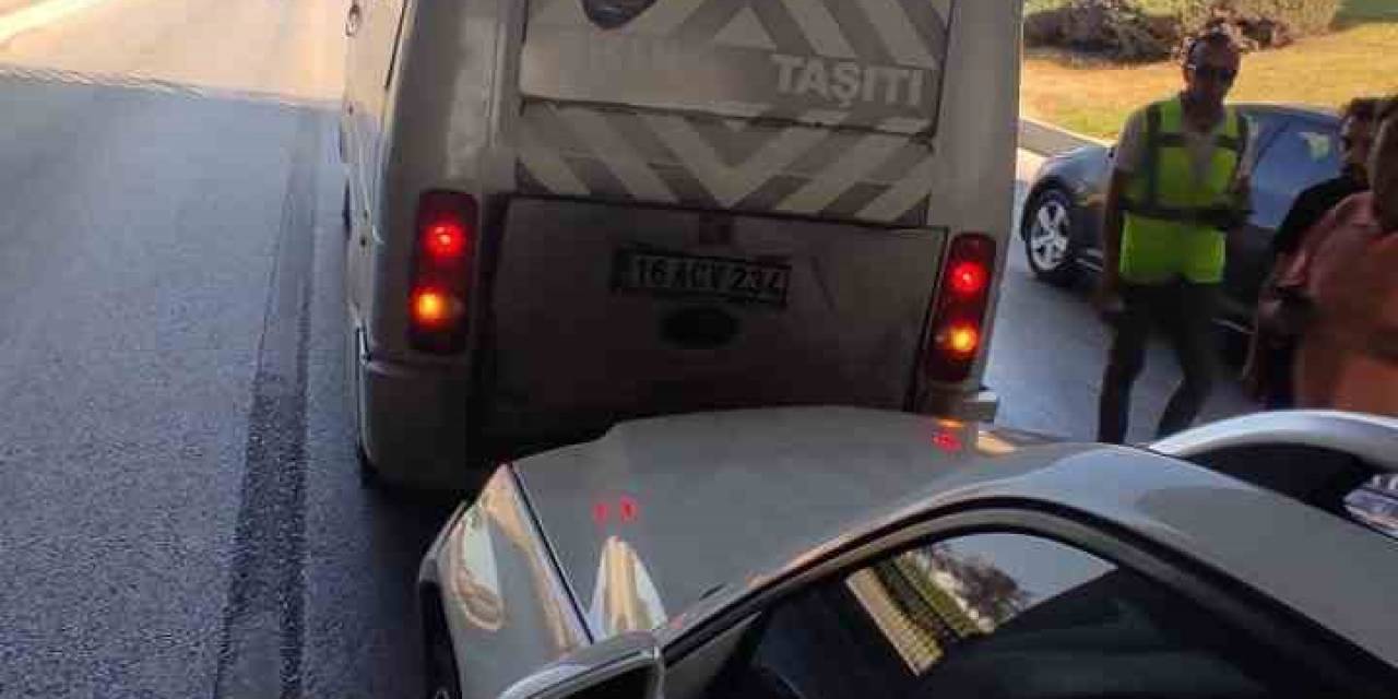 Bursa’da Otomobil Servis Midibüsü İle Çarpıştı: 5 Yaralı