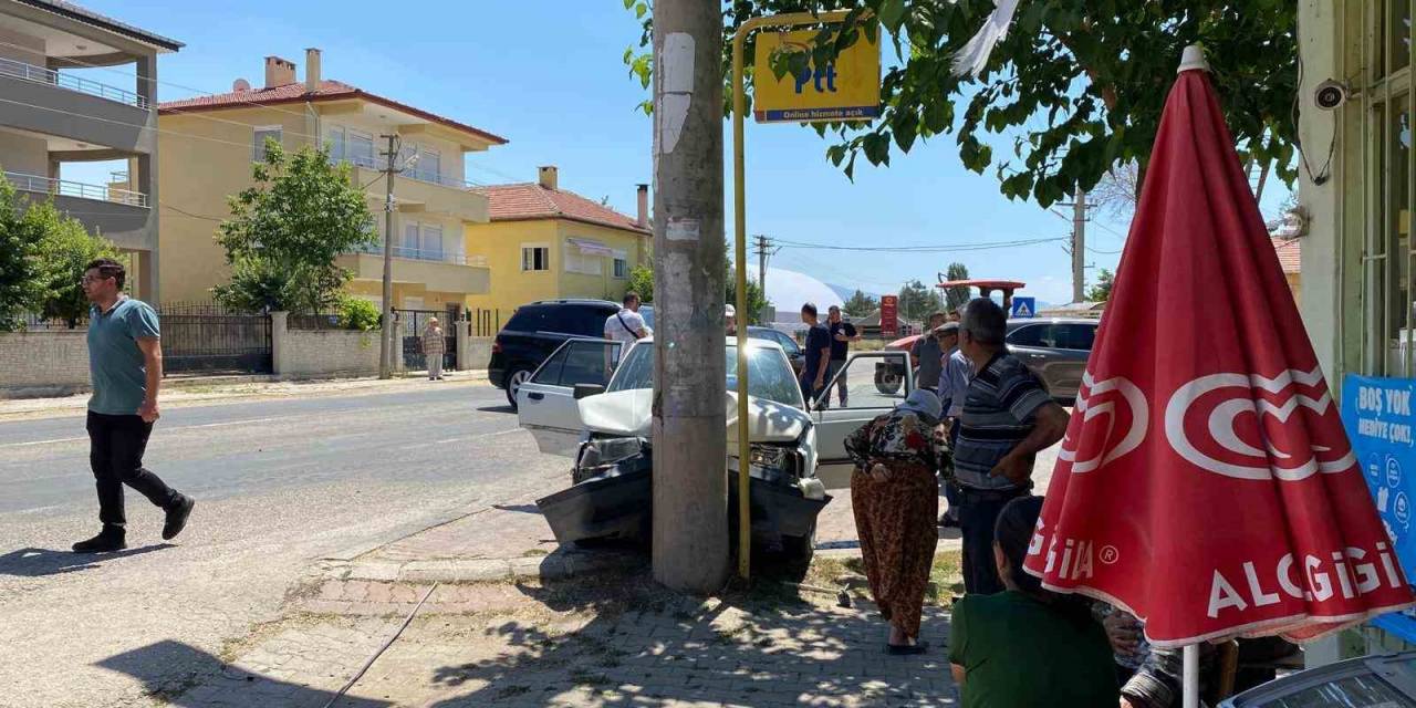 Otomobil Elektrik Direğine Çarptı: 1 Ölü, 3 Yaralı