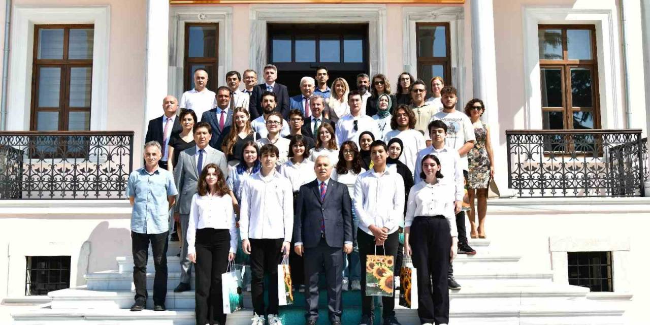 Vali Yıldırım, Yks’de İlk Bine Giren Öğrencilerle Bir Araya Geldi